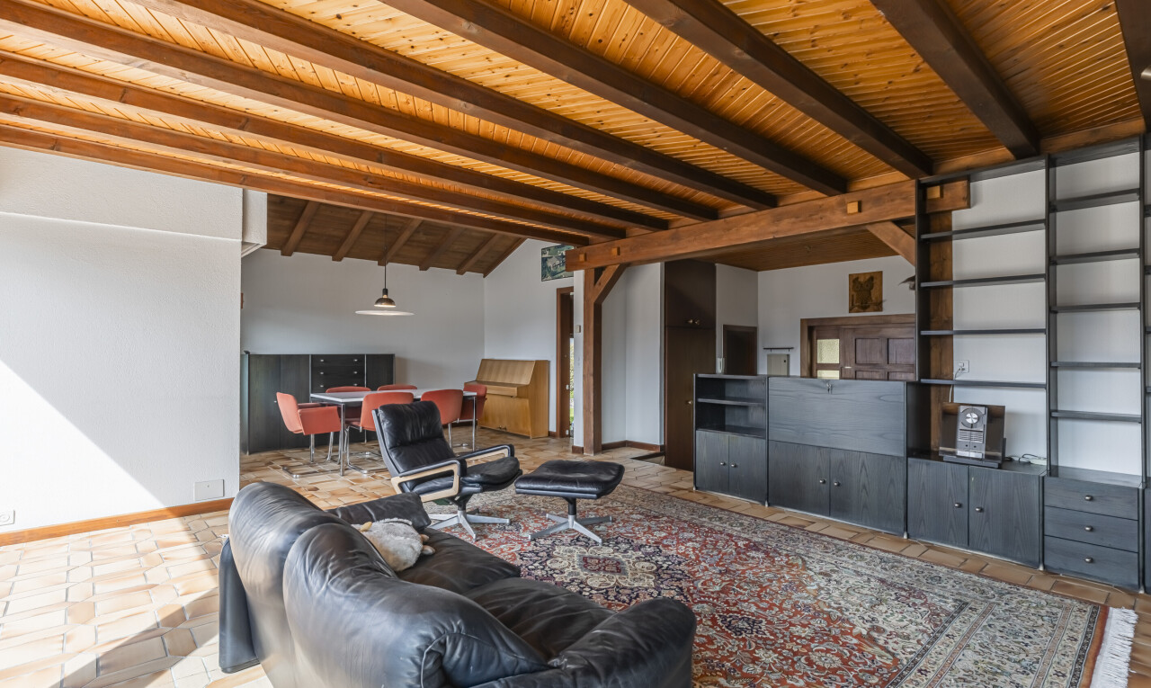 wohnzimmer mit drywall, gipskartonwand, beamed ceiling, balkendecke, und inside property