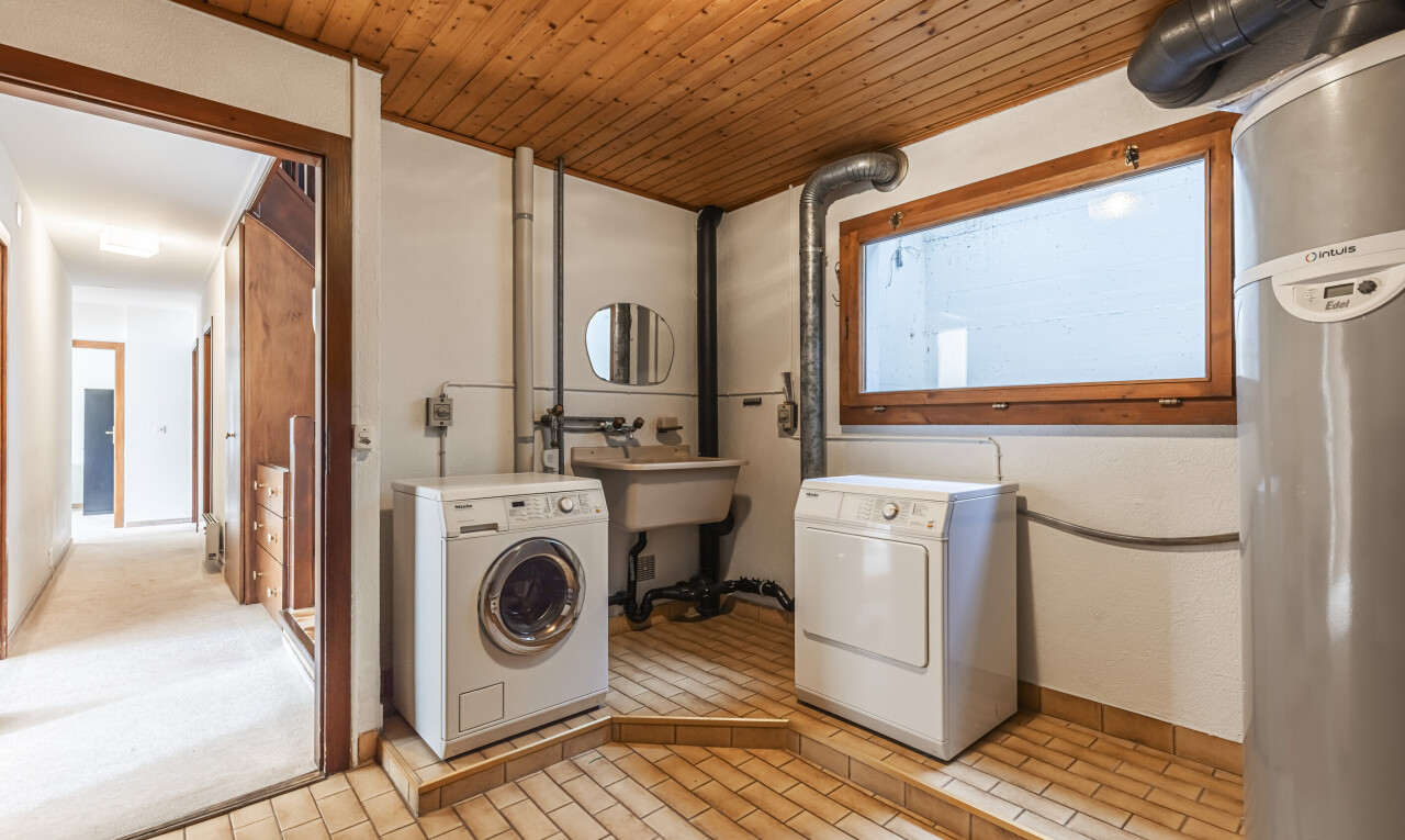buanderie avec lave-linge et sèche-linge séparés, chauffe-eau, inside property, wood ceiling, et plafond en bois