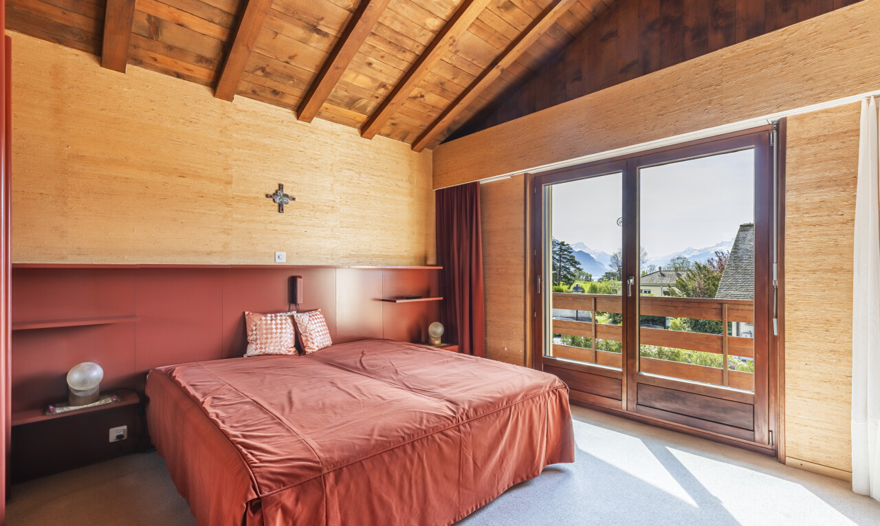 chambre avec plafond en bois, wood ceiling, inside property, plafond à poutres, et beamed ceiling