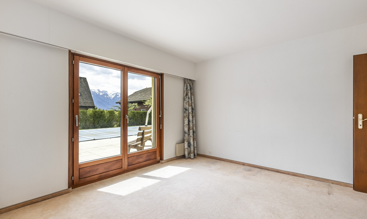 pièce vide avec drywall, cloison sèche, carpet, moquette, et natural light