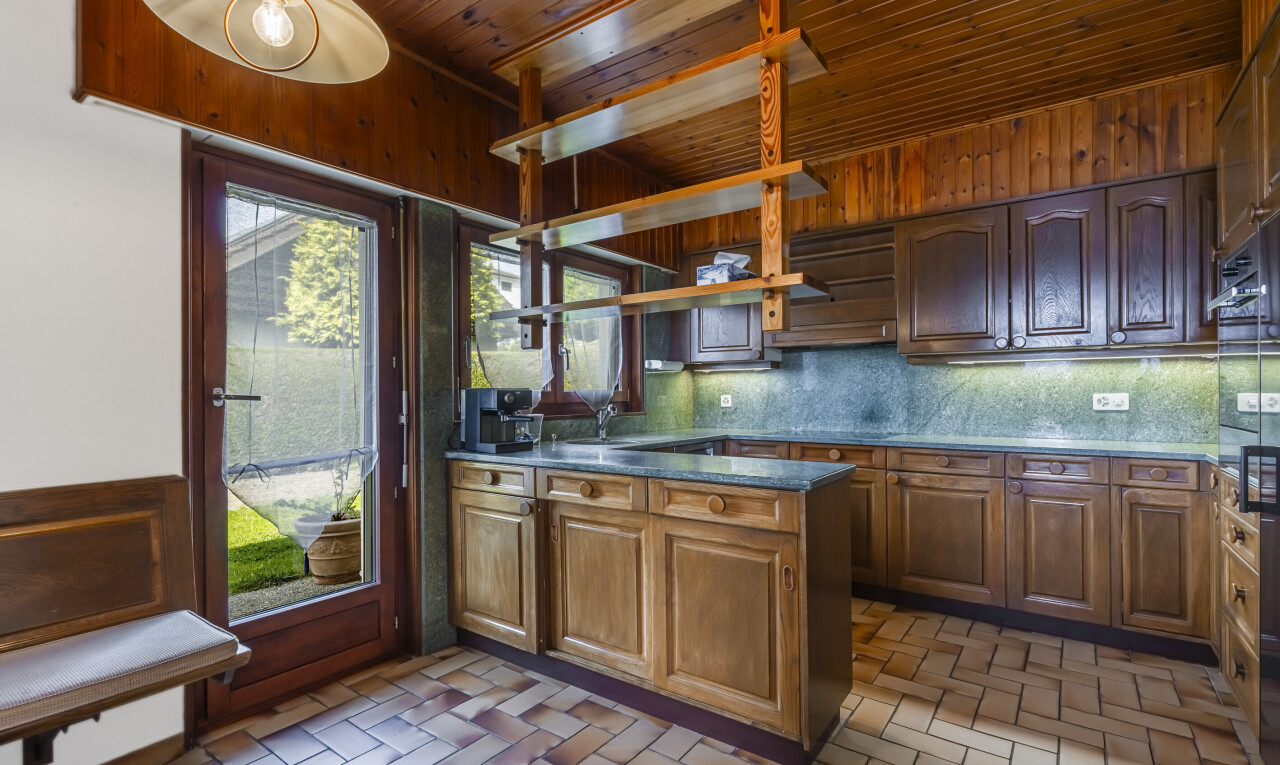 küche mit hochgezogene schränke, raised cabinets, inside property, wood ceiling, und holzdecke