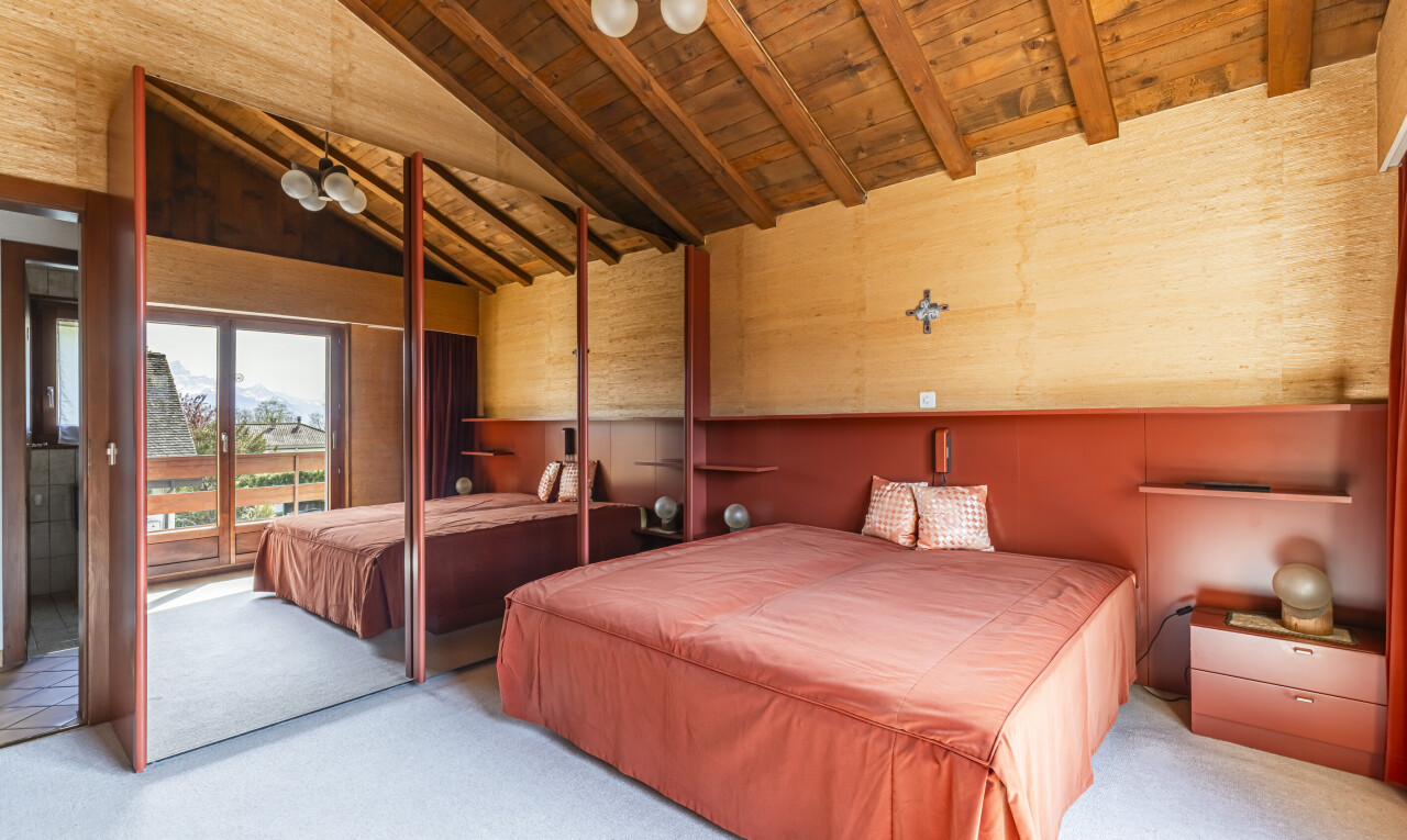 zimmer / schlafzimmer mit inside property, außenzugang, balkendecke, beamed ceiling, und teppich