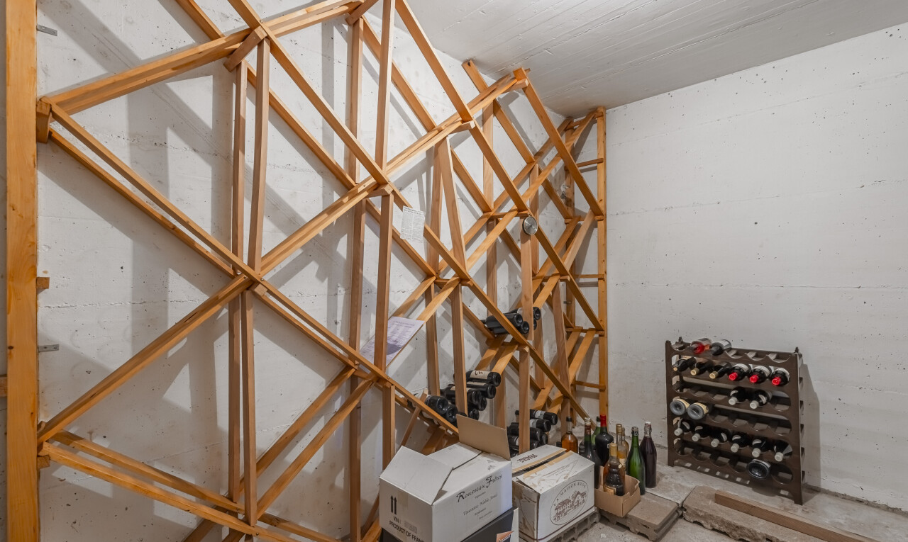 cave avec concrete wall et mur en béton