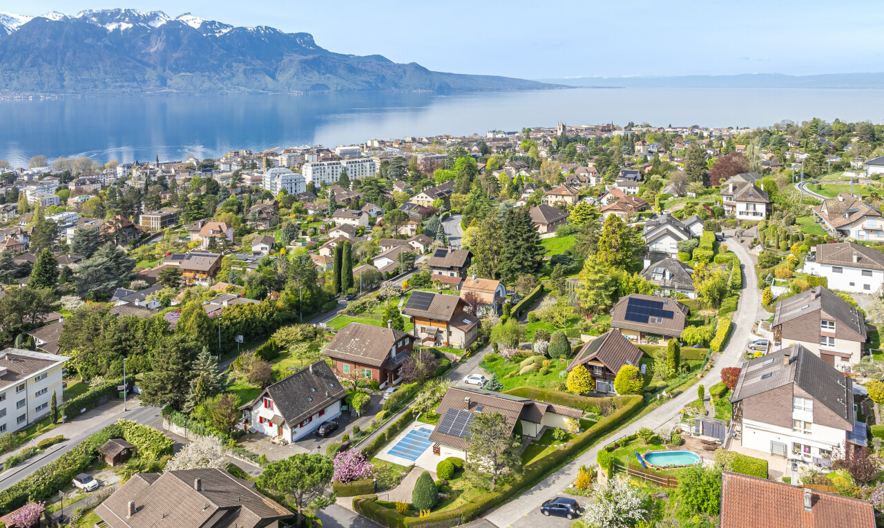 blick auf die berge mit water view, seesicht, day time, residential view, und wohngebietblick