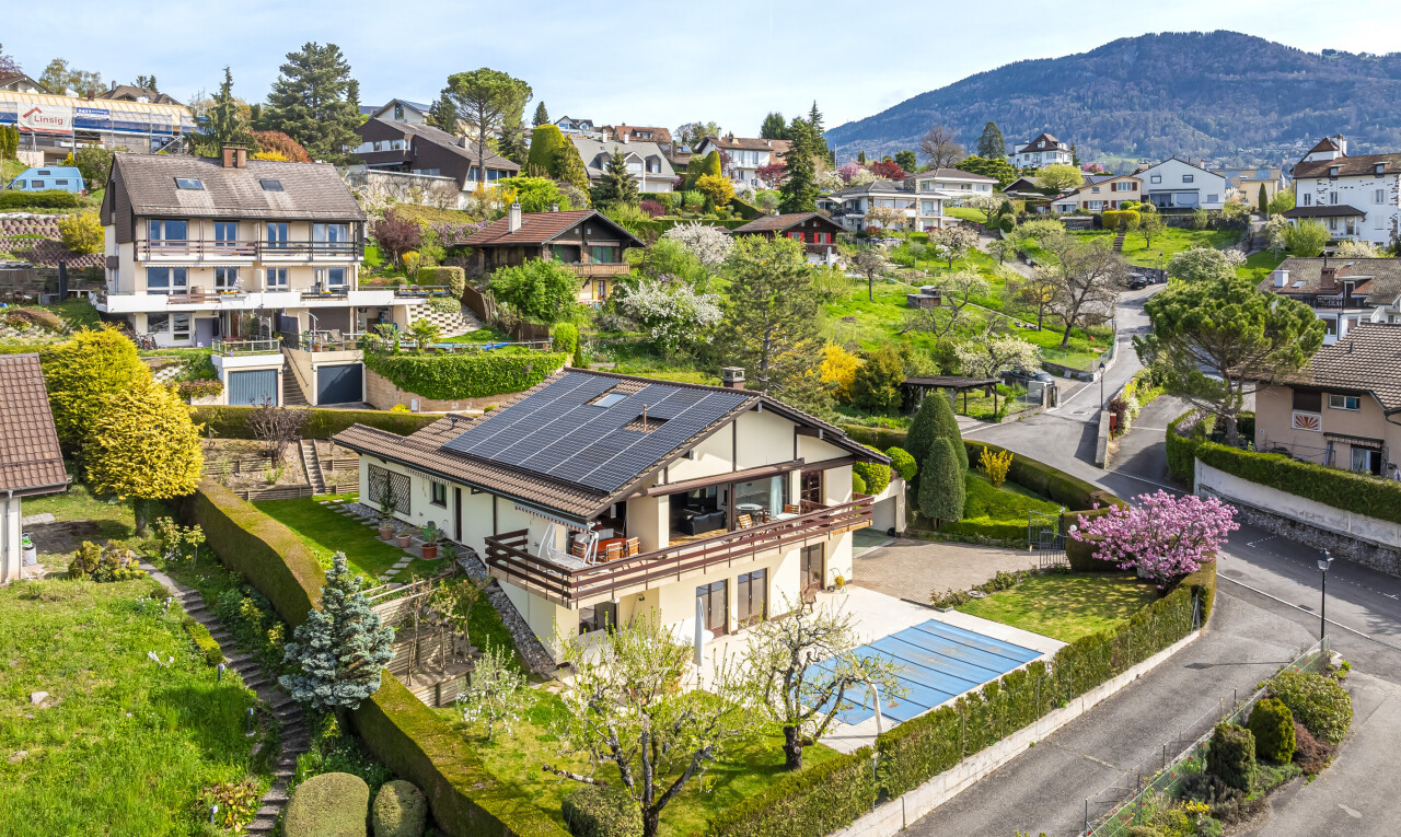 façade avec panneaux solaires, day time, vue résidentielle, residential view, et clôture