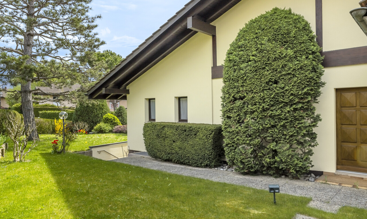 jardin avec pelouse, from property, et day time