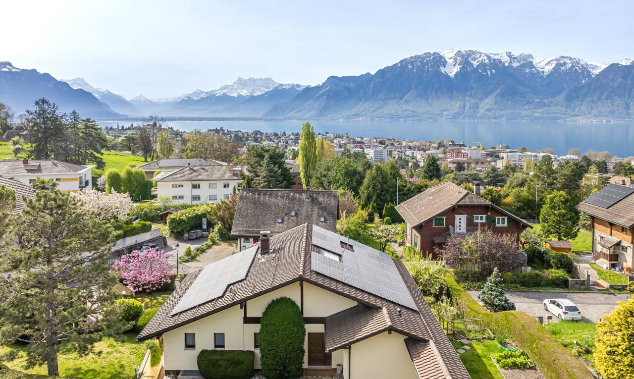 façade avec panneaux solaires, mountain view, vue sur la montagne, residential view, et vue résidentielle
