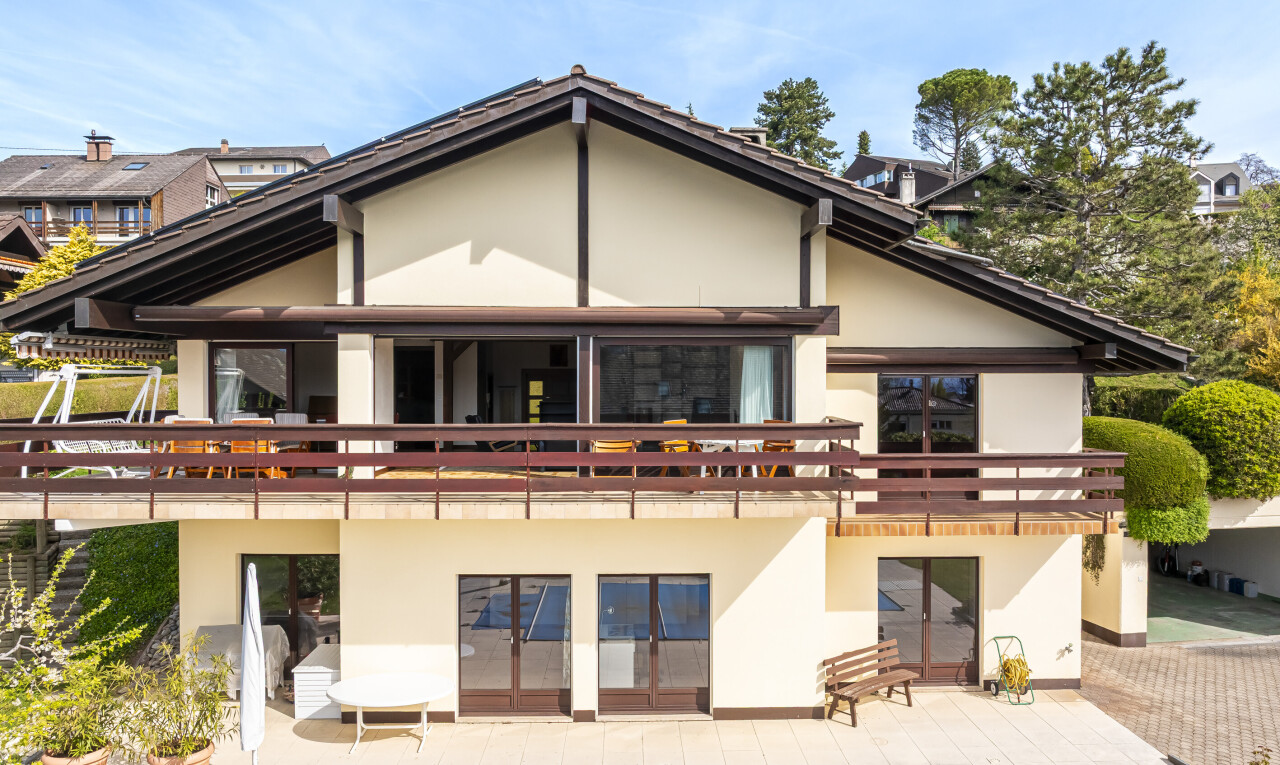 außenansicht mit day time, property visible, stuckverkleidung, und terrasse