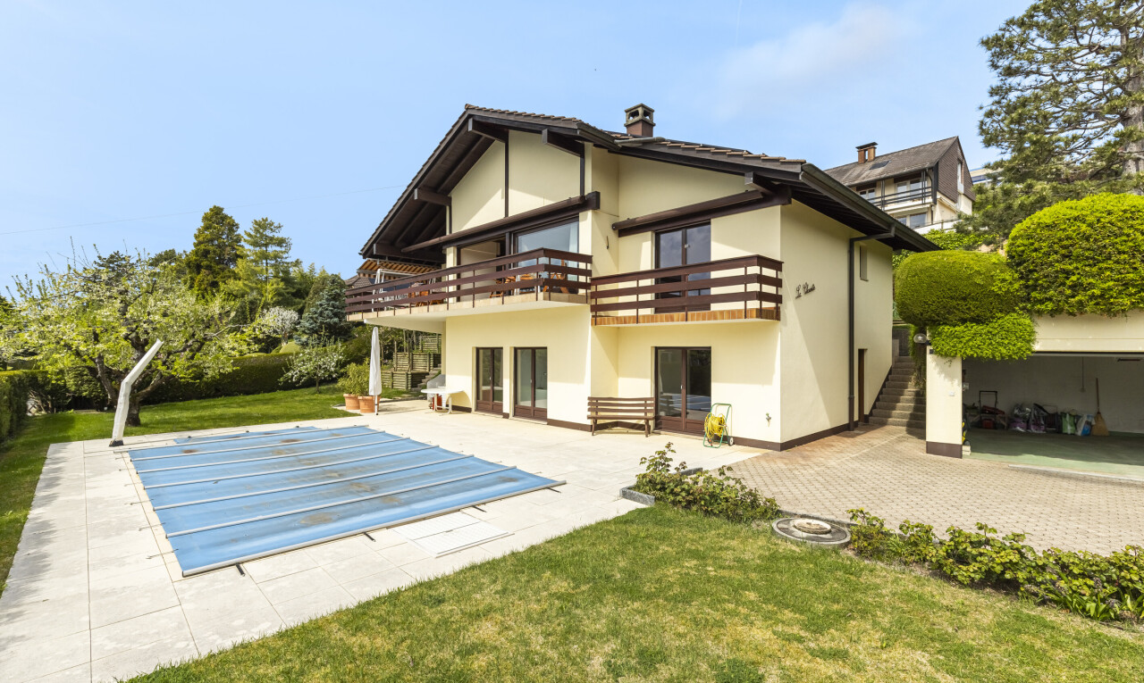 außenansicht mit terrasse, rasen, day time, from property, und stuckverkleidung