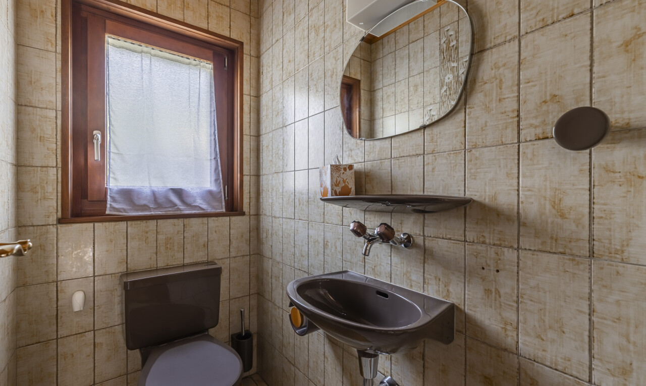 salle de bains avec toilette, miroir, évier, natural light, et lumière naturelle