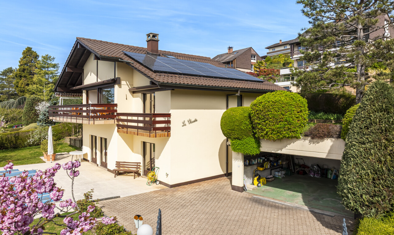 außenansicht mit solaranlage, stuckverkleidung, day time, property visible, und schornstein
