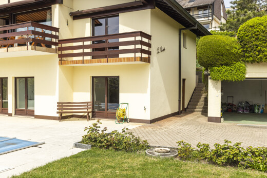 façade avec balcon, terrasse, escaliers, bardage en stuc, et property visible