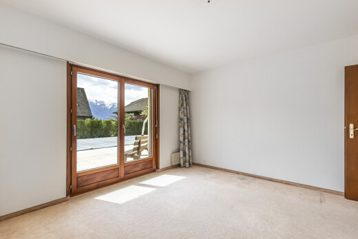 pièce vide avec drywall, cloison sèche, carpet, moquette, et natural light