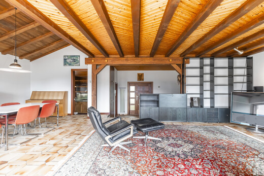 salon avec inside property, wood ceiling, plafond en bois, beamed ceiling, et plafond à poutres