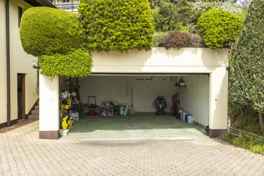 façade avec garage, bardage en stuc, property visible, et terrasse