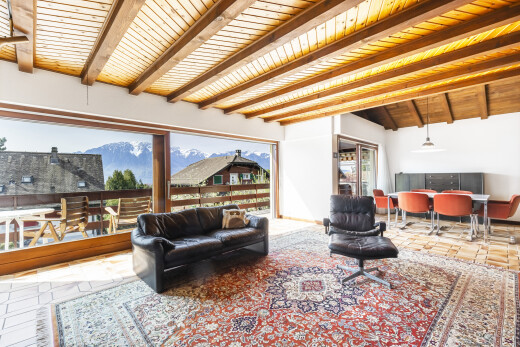 salon avec mountain view, vue sur la montagne, lumière naturelle, natural light, et plafond en bois