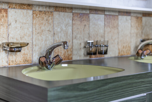 détails avec lavabo (ou coiffeuse selon le contexte), appliance, bathroom, miroir, et évier