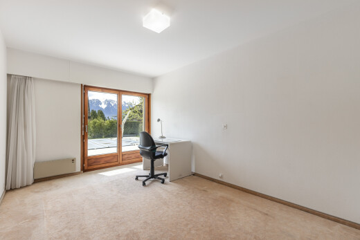 pièce vide avec espace bureau, moquette, carpet, cloison sèche, et drywall