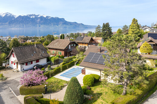 façade avec panneaux solaires, mountain view, vue sur la montagne, day time, et residential view