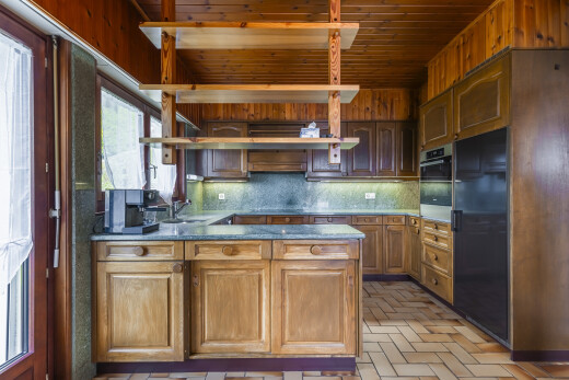 cuisine avec lumière naturelle, natural light, dosseret, backsplash, et sol en finition brique