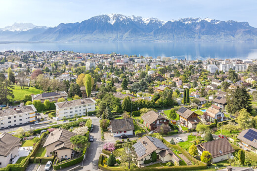 vue sur la montagne avec vue sur la montagne, mountain view, day time, vue sur l'eau, et water view