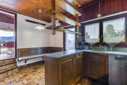 cuisine avec lave-vaisselle, inside property, plafond en bois, wood ceiling, et cloison sèche