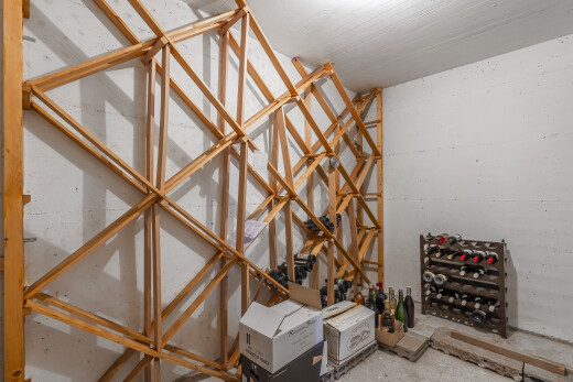cave avec concrete wall et mur en béton