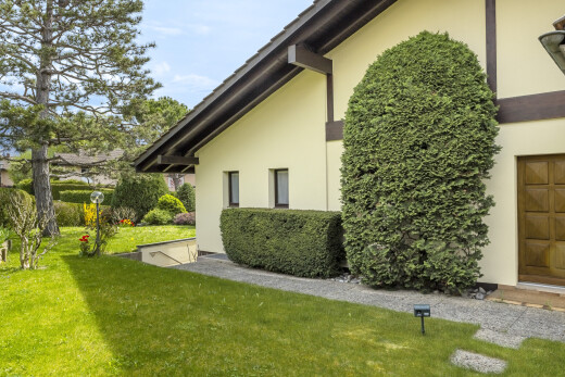 jardin avec pelouse, from property, et day time