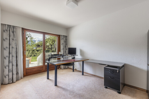 bureau avec espace bureau, carpet, moquette, natural light, et lumière naturelle