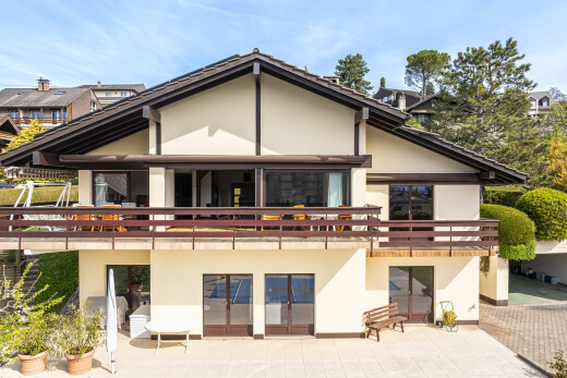 façade avec day time, property visible, bardage en stuc, et terrasse