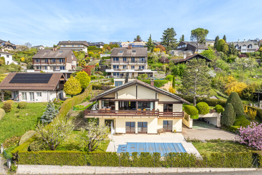 façade avec day time, piscine, residential view, vue résidentielle, et property visible