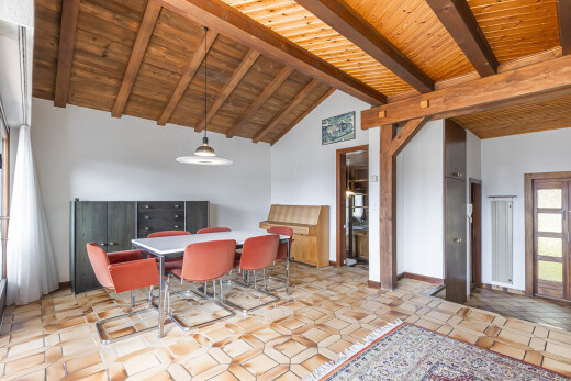 salle à manger avec natural light, lumière naturelle, inside property, wood ceiling, et plafond en bois