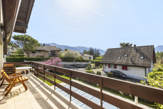 balcon avec from property, mountain view, vue sur la montagne, day time, et balcon