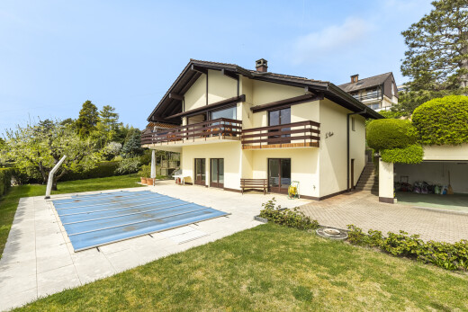 façade avec terrasse, pelouse, day time, from property, et bardage en stuc