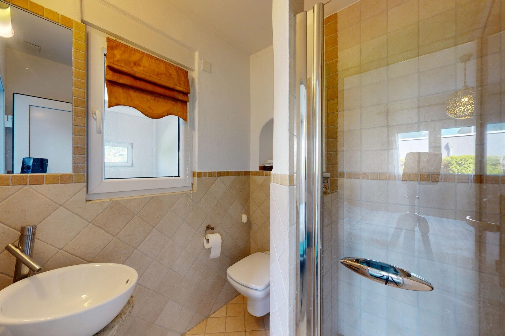 salle de bains avec douche, salle de bain complète, évier, inside property, et miroir
