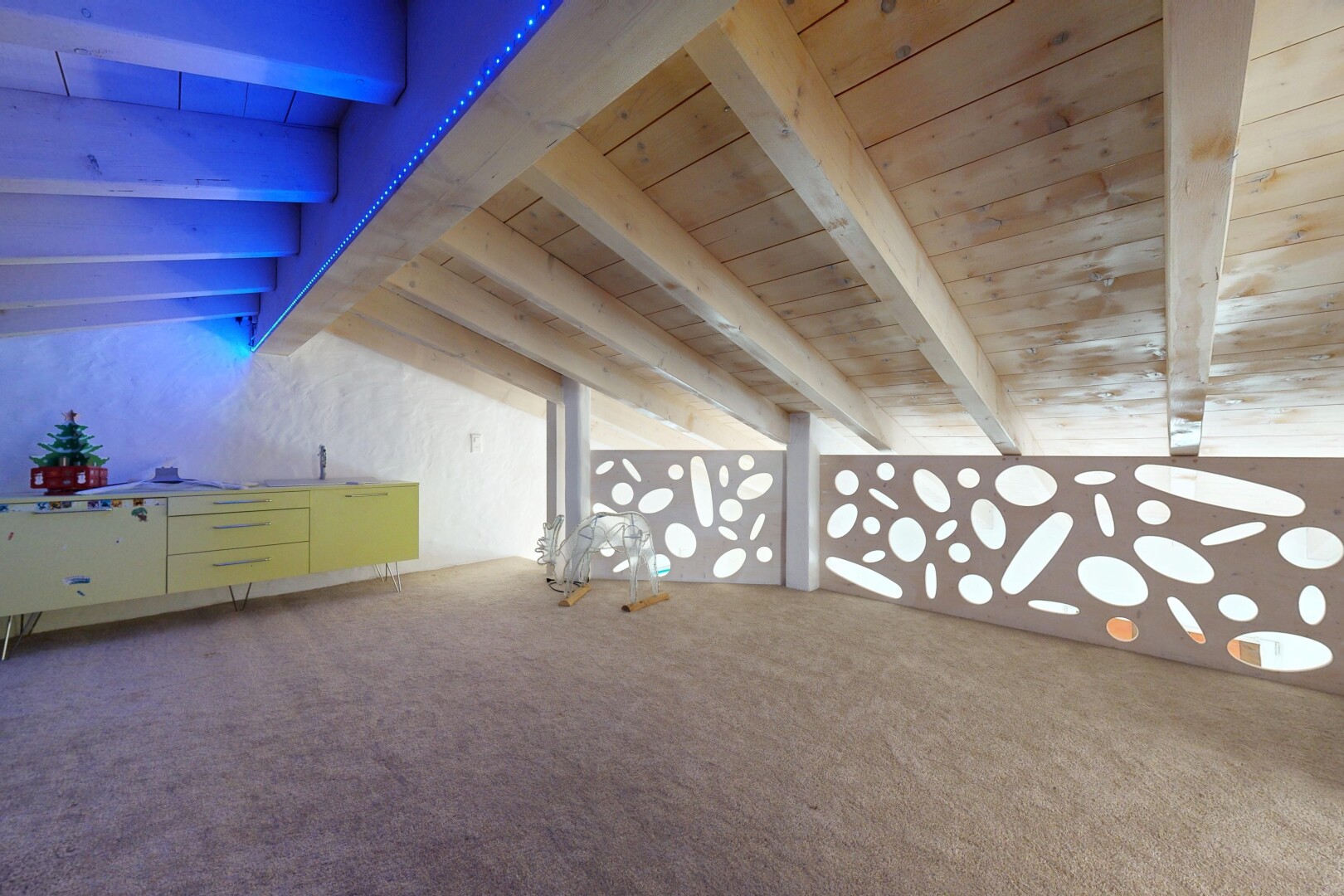 pièce vide avec beamed ceiling, plafond à poutres, vaulted ceiling, plafond voûté, et wood ceiling
