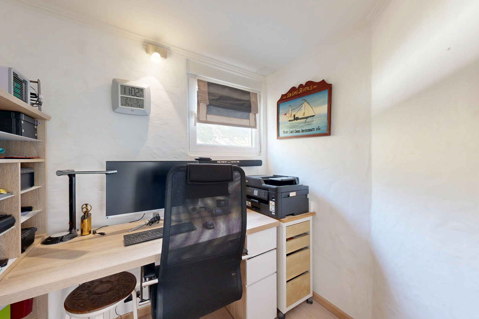 bureau avec espace bureau, inside property, light floor, télévision, et plinthes murales