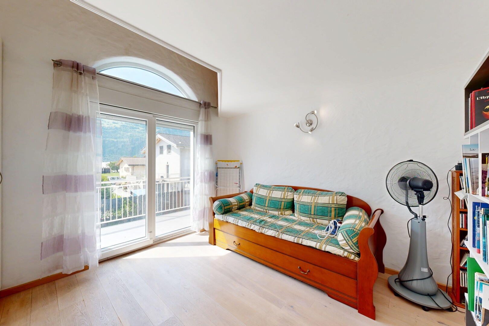 chambre avec lumière naturelle, natural light, accès à l'extérieur, sol en finition bois, et wood finish floor