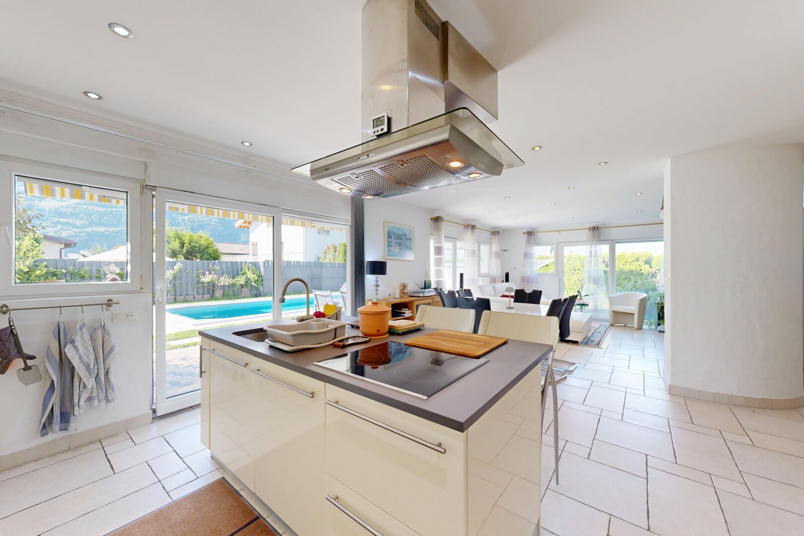cuisine avec light floor, inside property, opens to living area, ouvert sur l'espace de vie, et kitchen island