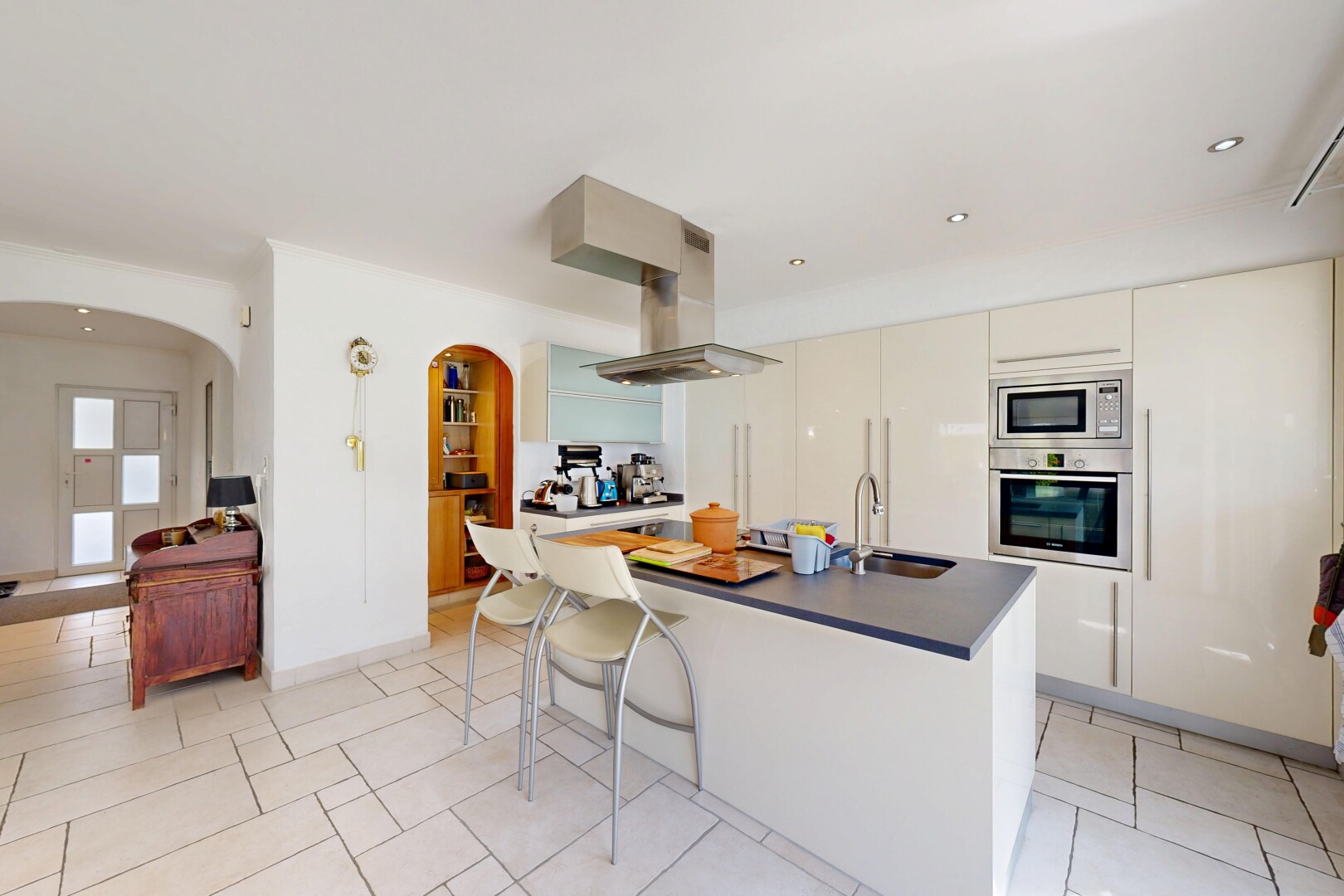 cuisine avec four, light floor, kitchen island sink, kitchen island, et îlot de cuisine