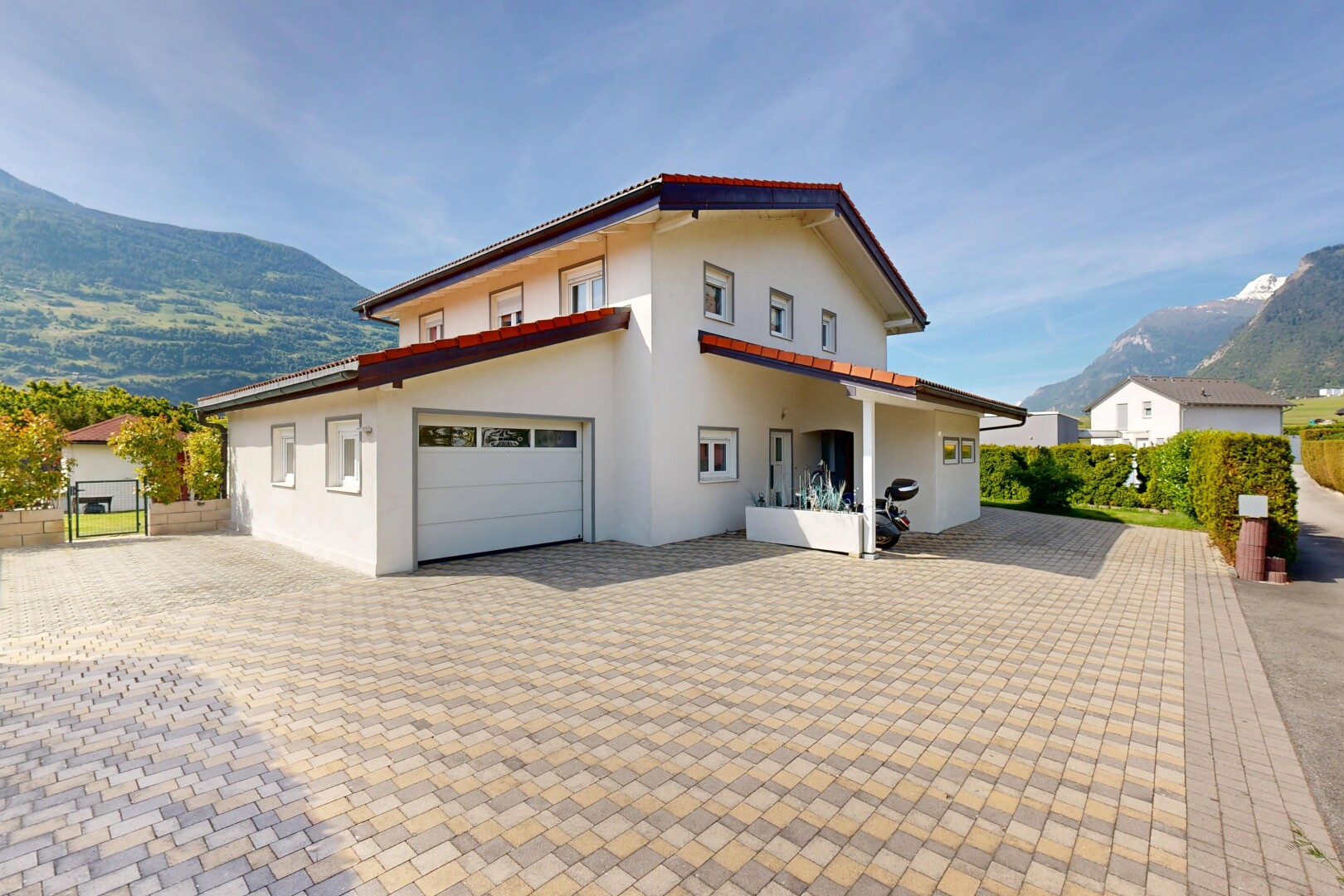 façade avec mountain view, vue sur la montagne, day time, bardage en stuc, et allée