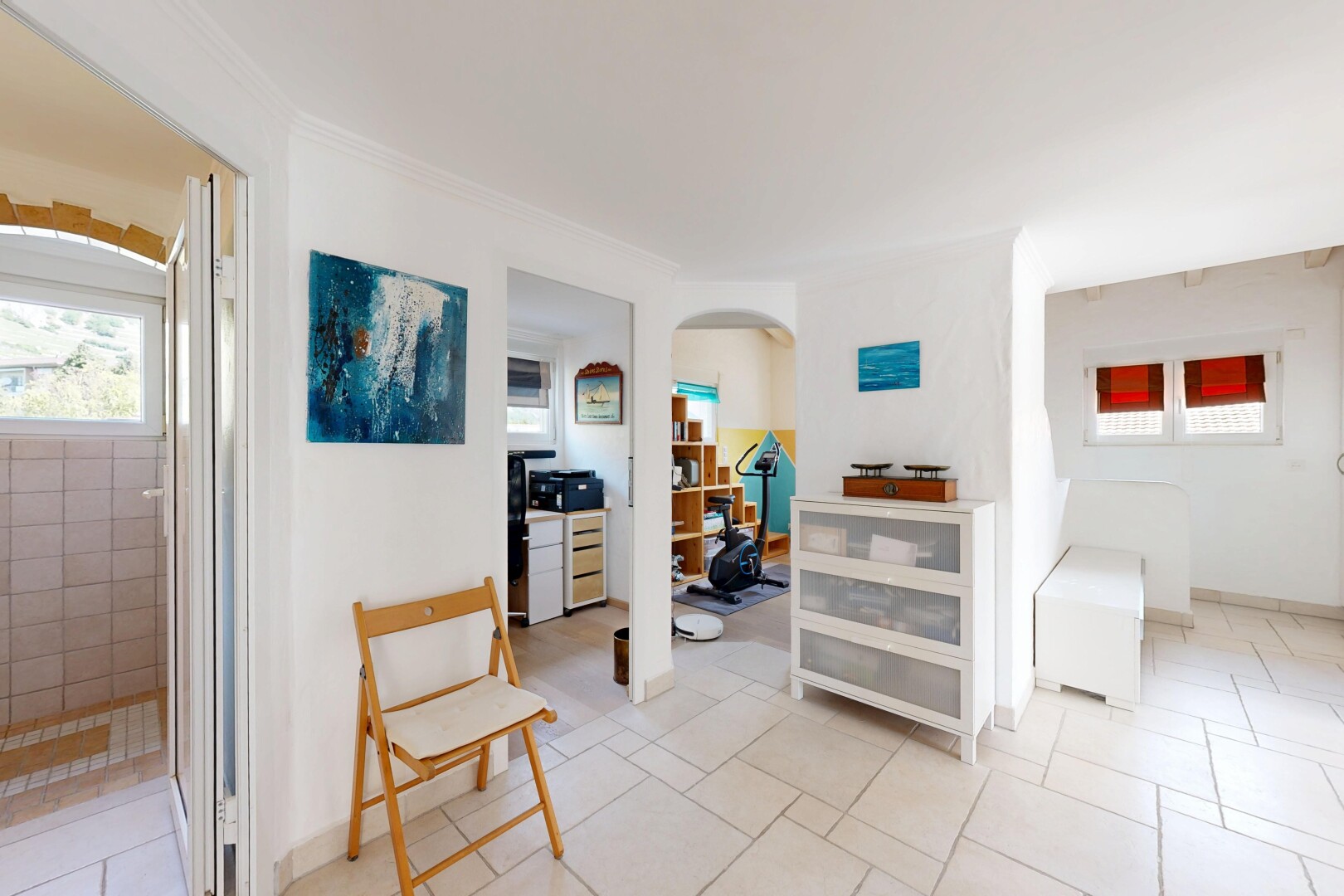 salon avec lumière naturelle, natural light, passages en arc, inside property, et light floor