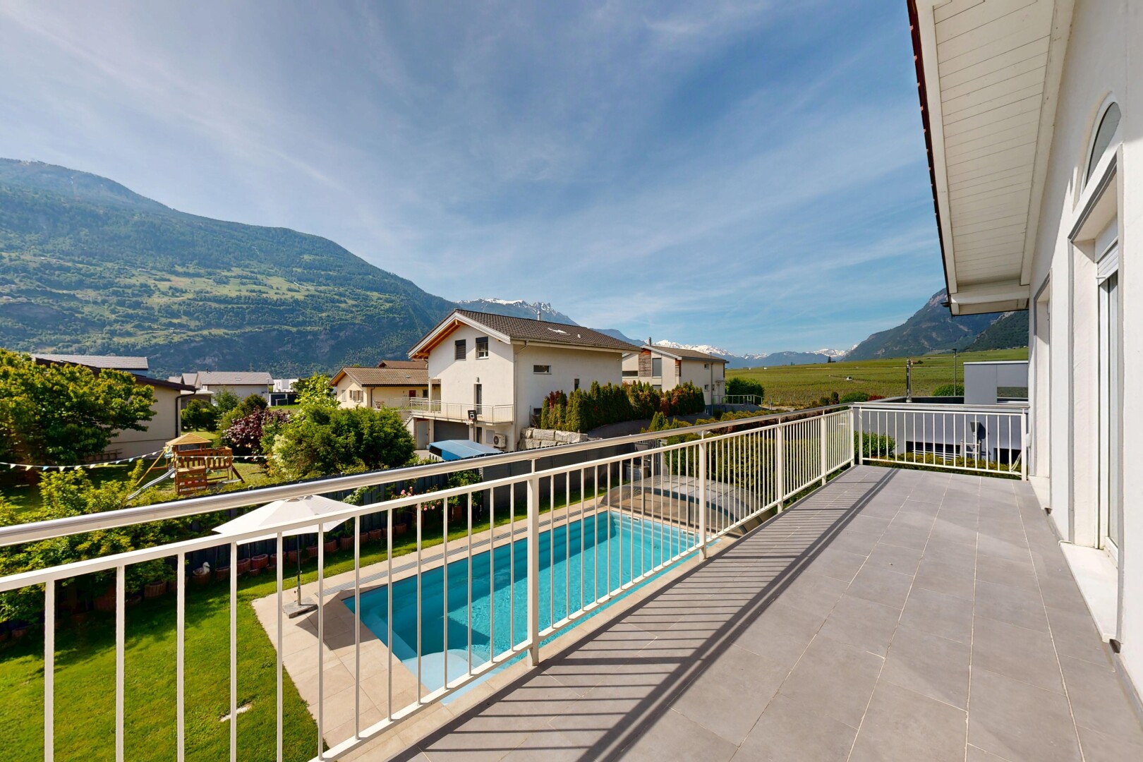 balcon avec vue sur la montagne, mountain view, vue sur la piscine, pool view, et from property