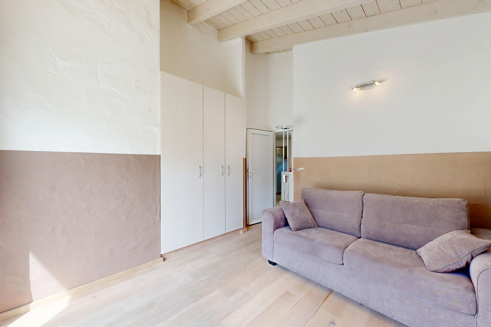 salon avec plafond haut, high ceiling, inside property, plafond à poutres, et beamed ceiling