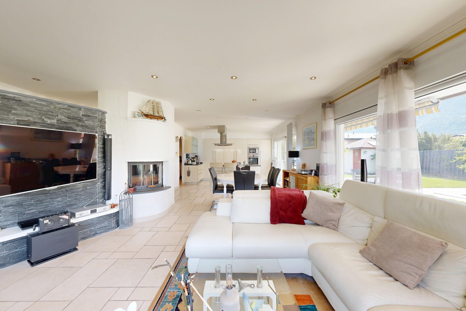 salon / salle à manger avec inside property, télévision, sol en carrelage, tile floor, et cloison sèche