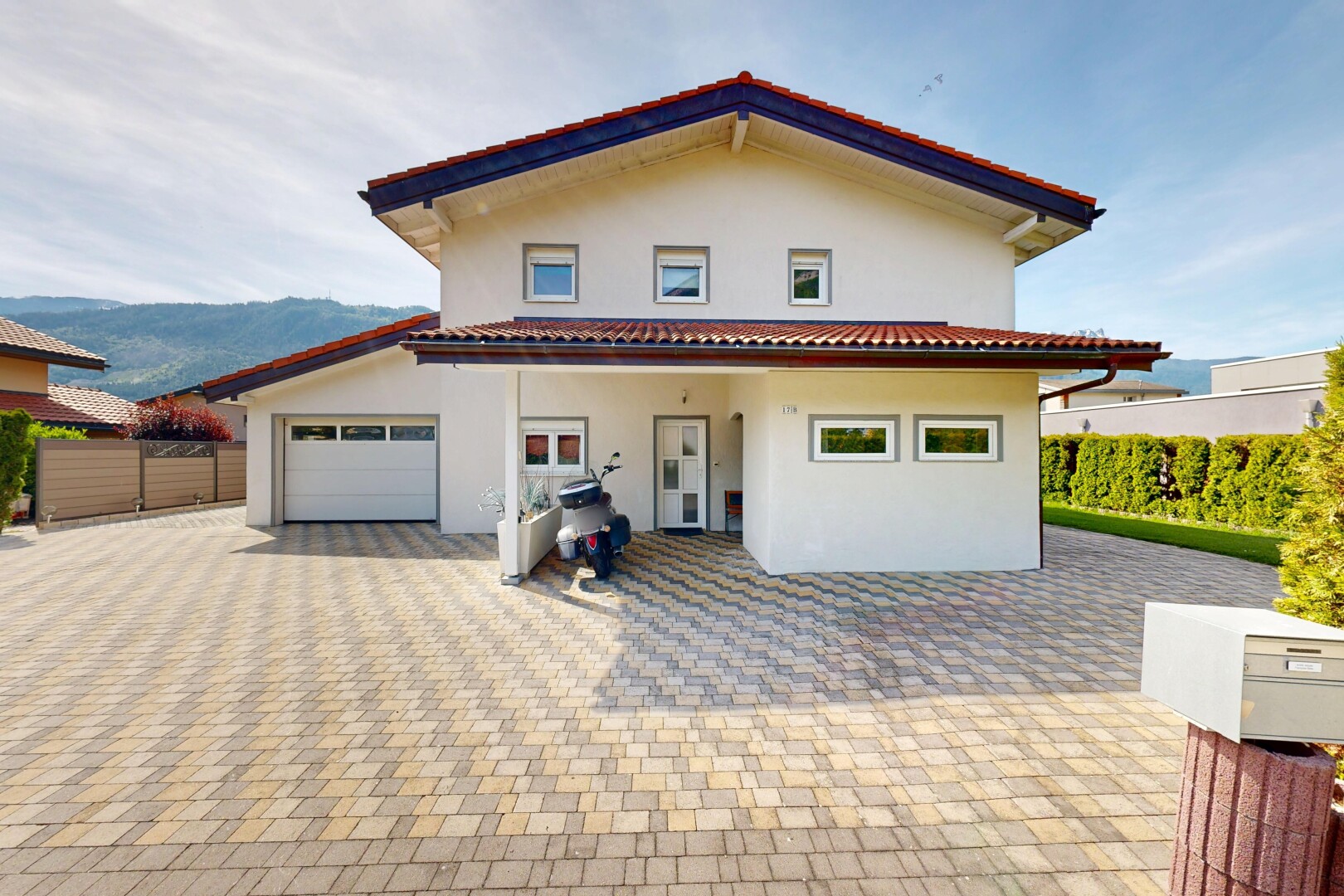 façade avec bardage en stuc, property visible, garage attaché, day time, et terrasse