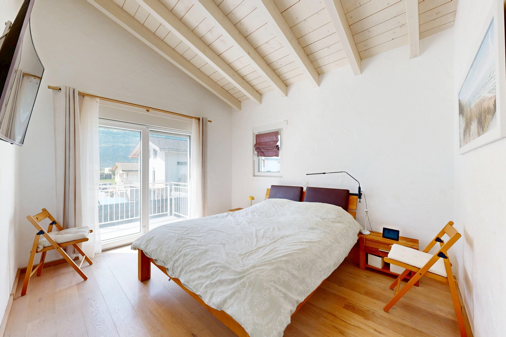 chambre avec sol en finition bois, wood finish floor, cloison sèche, drywall, et inside property