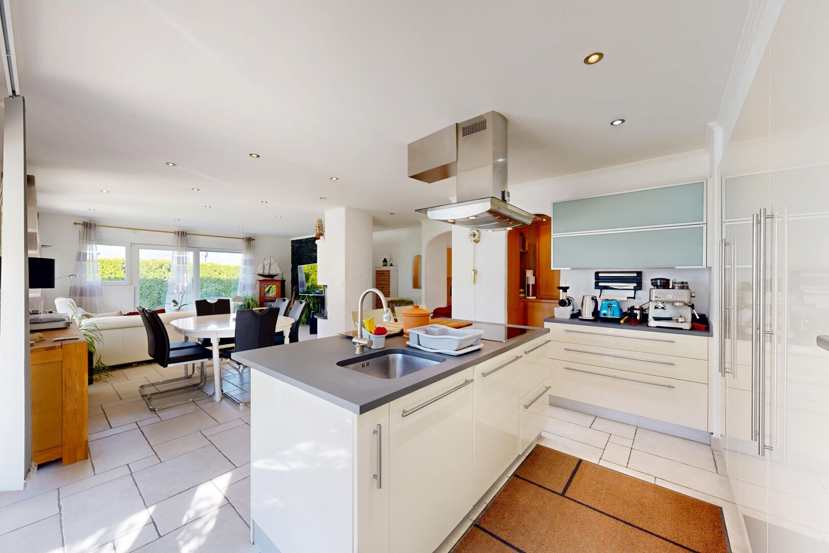 cuisine avec inside property, hotte, ouvert sur l'espace de vie, opens to living area, et light floor