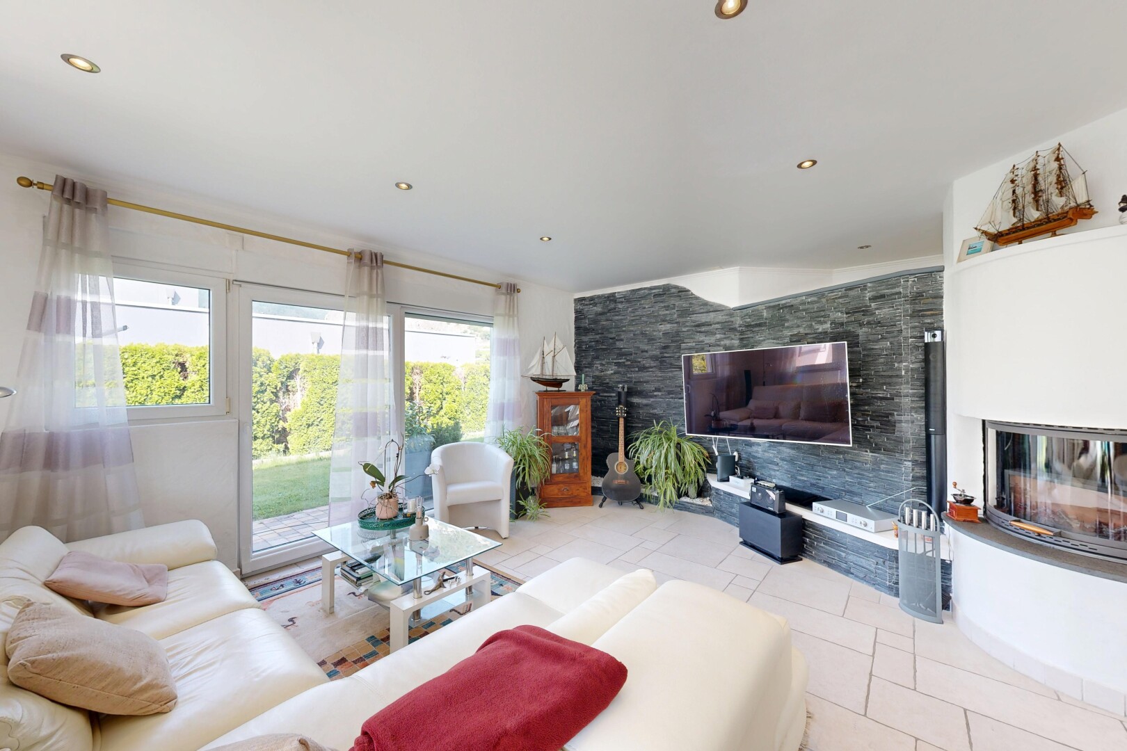 salon avec tile floor, sol en carrelage, cheminée, inside property, et natural light