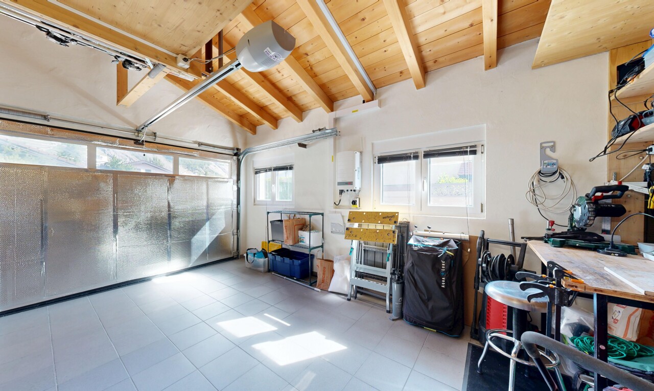 bureau avec plafond voûté, vaulted ceiling, inside property, plafond en bois, et wood ceiling